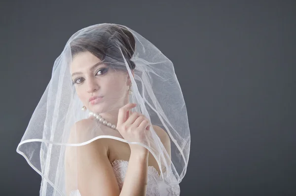 เจ้าสาวในชุดแต่งงานในสตูดิโอถ่ายภาพ — ภาพถ่ายสต็อก