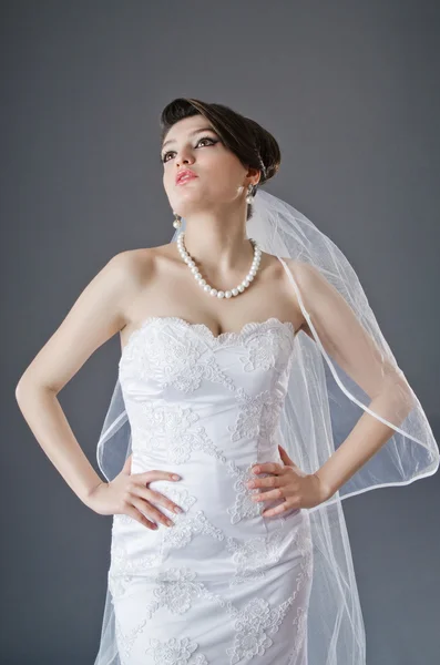 Невеста в свадебном платье в студии съемки — стоковое фото