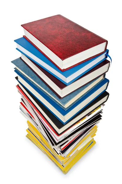 Knihy ve vysokém zásobníku izolované na bílém — Stock fotografie