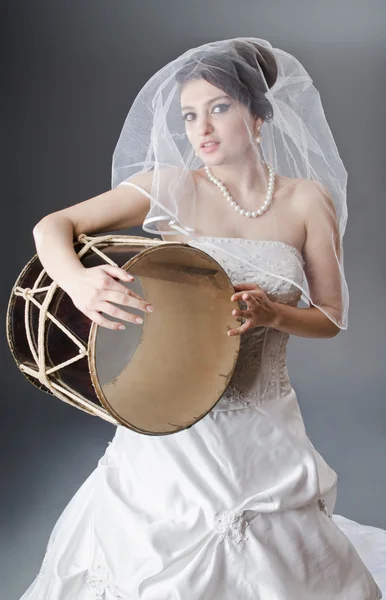 Mariée jouant du tambour en studio — Photo
