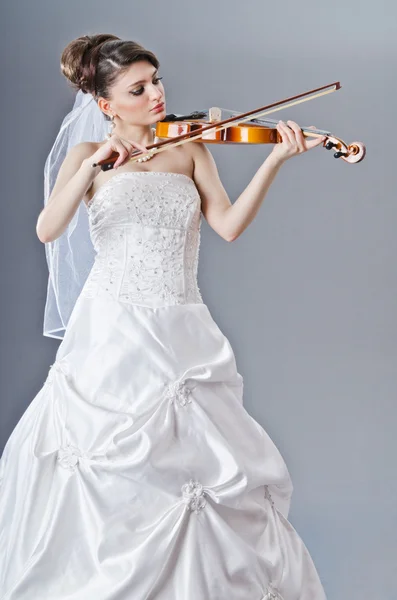 在工作室里的新娘演奏小提琴 — 图库照片