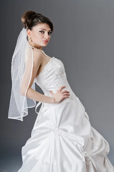 Menyasszony, esküvői ruha stúdió felvételi — Stock Fotó