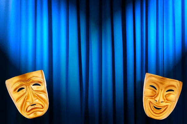 Divadelní představení koncepce s maskami — Stock fotografie