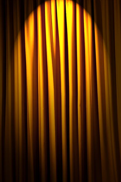 Cortinas brilhantemente iluminadas no conceito de teatro — Fotografia de Stock