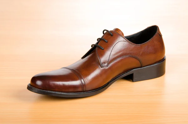 A fából készült asztal barna cipő — Stock Fotó