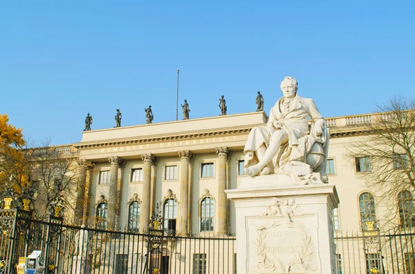 Памятник Гумбольдту в Берлине — стоковое фото