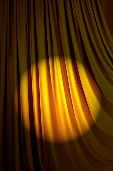 Cortinas brilhantemente iluminadas no conceito de teatro — Fotografia de Stock