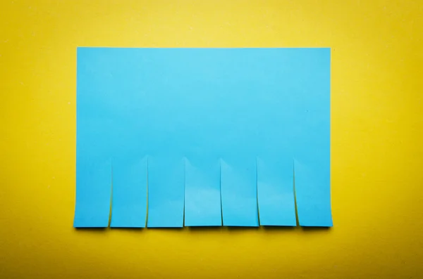 Strappare avviso di carta sul muro — Foto Stock