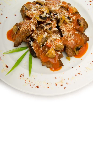 Fleischstücke auf dem Teller serviert — Stockfoto