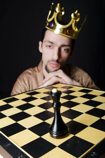 チェスをする人彼のゲームをプレイ — ストック写真