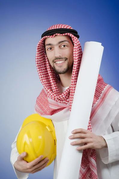 Arabiska ingenjör med ritningar — Stockfoto