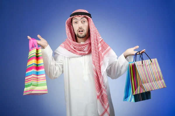 Árabe con las bolsas de regalo — Foto de Stock