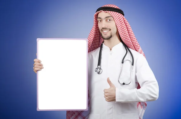 Арабский врач с пустой доской объявлений — стоковое фото