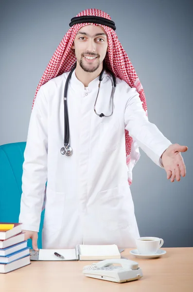 在医院工作的阿拉伯医生 — 图库照片