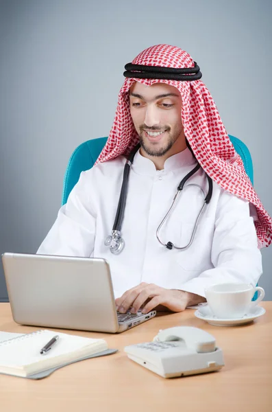 Арабский врач работает в больнице — стоковое фото