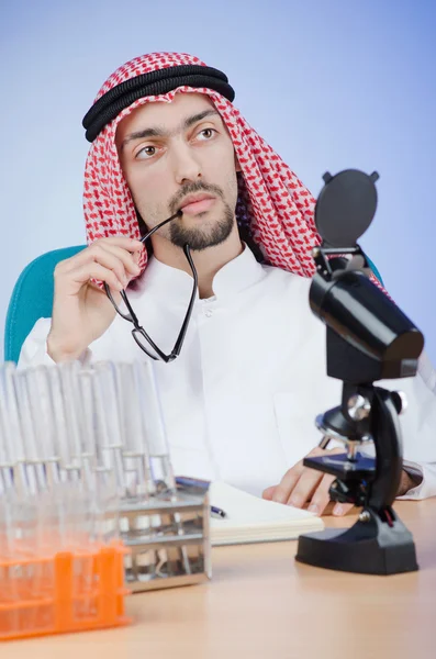 Арабский химик работает в лаборатории — стоковое фото