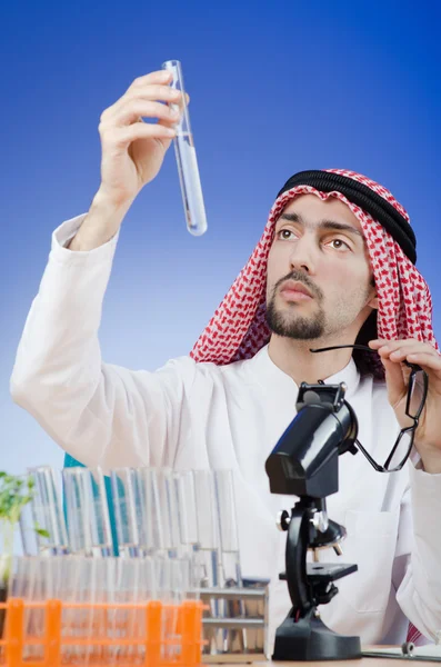 Chimiste arabe travaillant en laboratoire — Photo