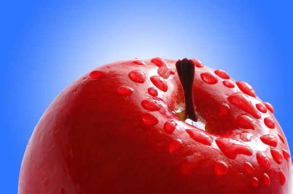 Frischer Apfel mit Wassertropfen — Stockfoto