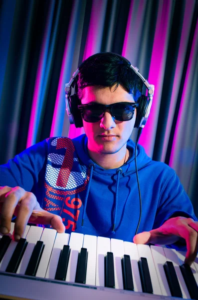 DJ mixant de la musique au disco — Photo