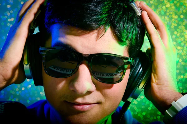 DJ микширует музыку на дискотеке — стоковое фото