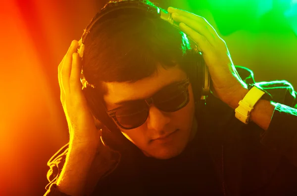 DJ che mixa musica in discoteca — Foto Stock