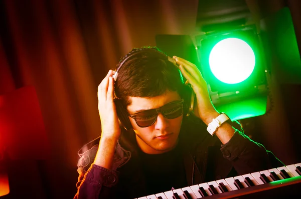DJ mischt Musik in Disco — Stockfoto