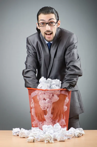 Hombre con mucho papel desperdiciado — Foto de Stock