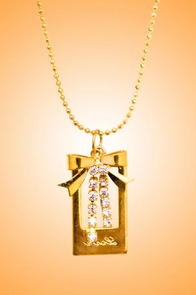 Gyllene smycken mot tonad bakgrund — Stockfoto