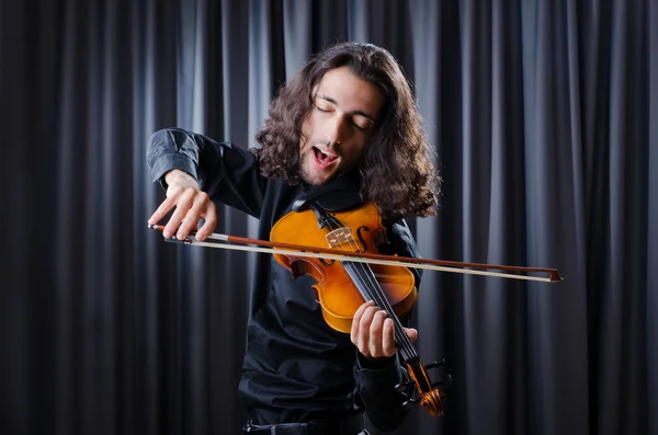 年轻小提琴手玩 — 图库照片