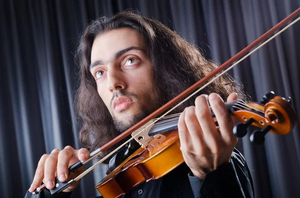 Joven violinista tocando —  Fotos de Stock