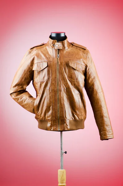 Brązowy skórzana kurtka w koncepcja moda — Zdjęcie stockowe