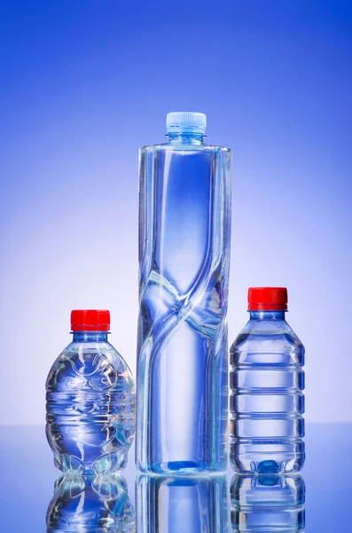 Flessen water als gezonde drank concept — Stockfoto