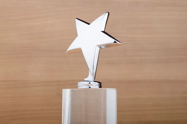 Premio estrella contra fondo de madera — Foto de Stock