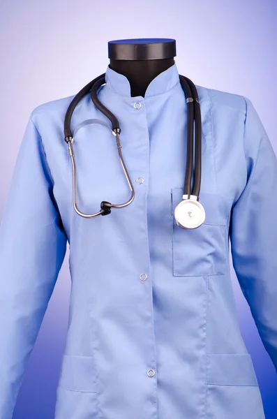 Докторське пальто зі стетоскопом — стокове фото
