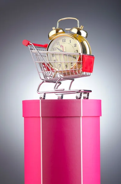 Concept de temps d'achat avec horloge et panier — Photo