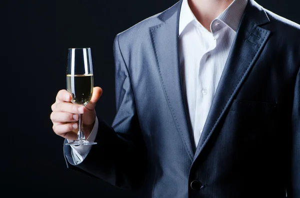 Bardağına şarap tadımı adam — Stok fotoğraf