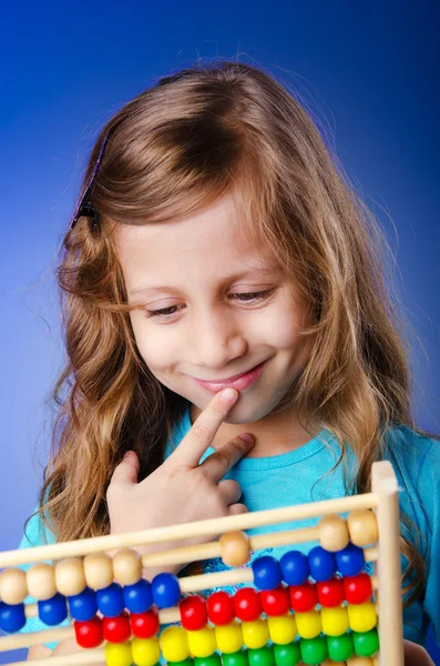 Mädchen spielt mit Abakus — Stockfoto