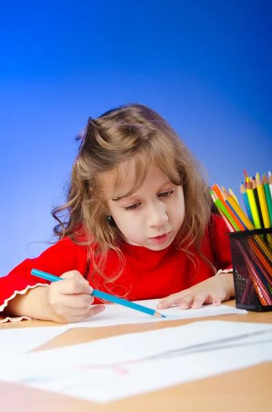Klein meisje tekening met potloden — Stockfoto