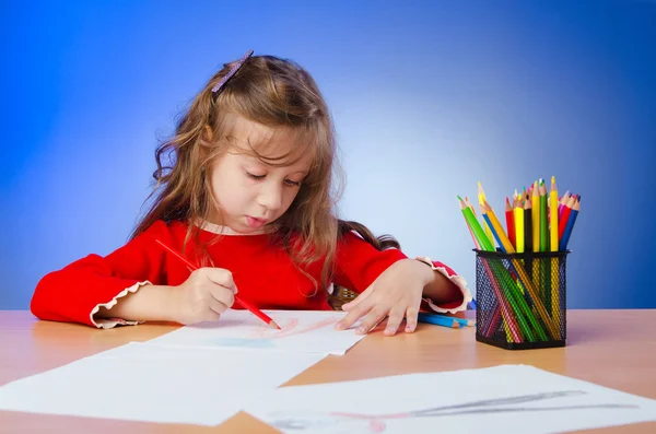 Niña dibujando con lápices —  Fotos de Stock