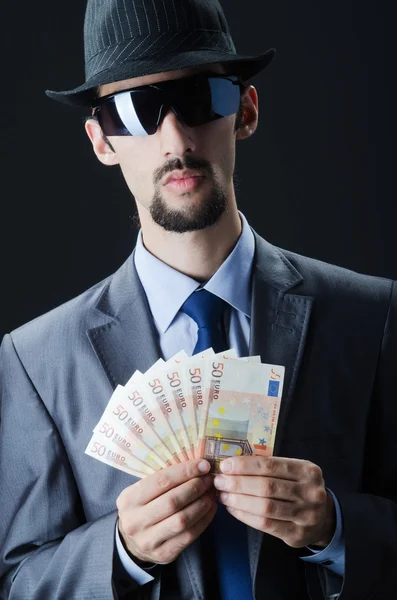 Uomo con denaro contraffatto — Foto Stock