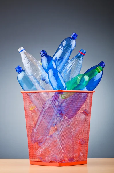 Conceito de reciclagem com garrafas de plástico — Fotografia de Stock