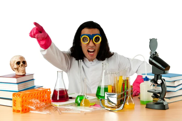 Студент, работающий в химической лаборатории — стоковое фото