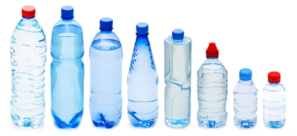 Багато пляшок води ізольовані на білому — стокове фото