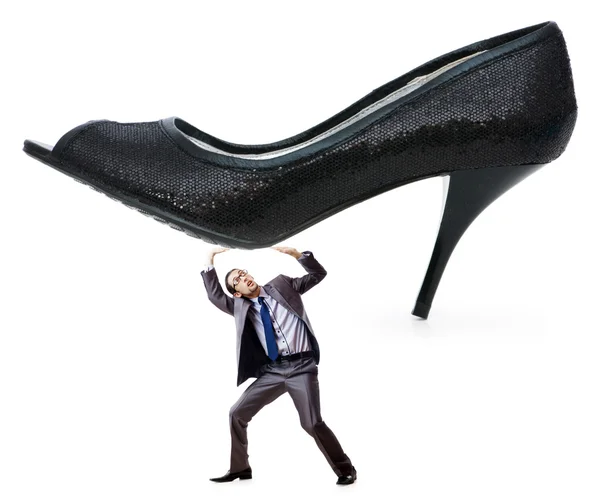 Концепция женского доминирования с обувью и мужчиной — стоковое фото