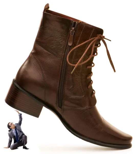 Kvinna dominans koncept med skor och man — Stockfoto