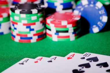 Casino konseptiyle yongaları ve kartları