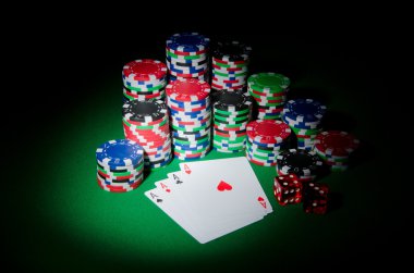 Casino konseptiyle yongaları ve kartları