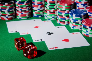 Casino konseptiyle yongaları ve kartları