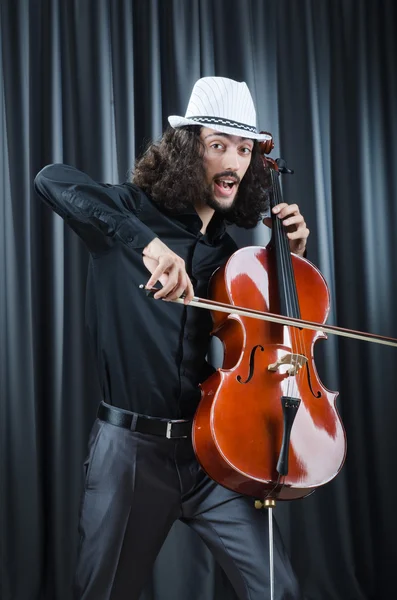 Homem tocando violoncelo — Fotografia de Stock