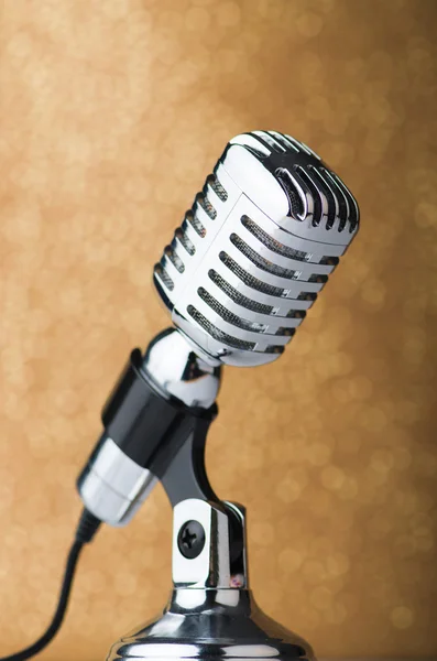 Velho microfone vintage no fundo — Fotografia de Stock